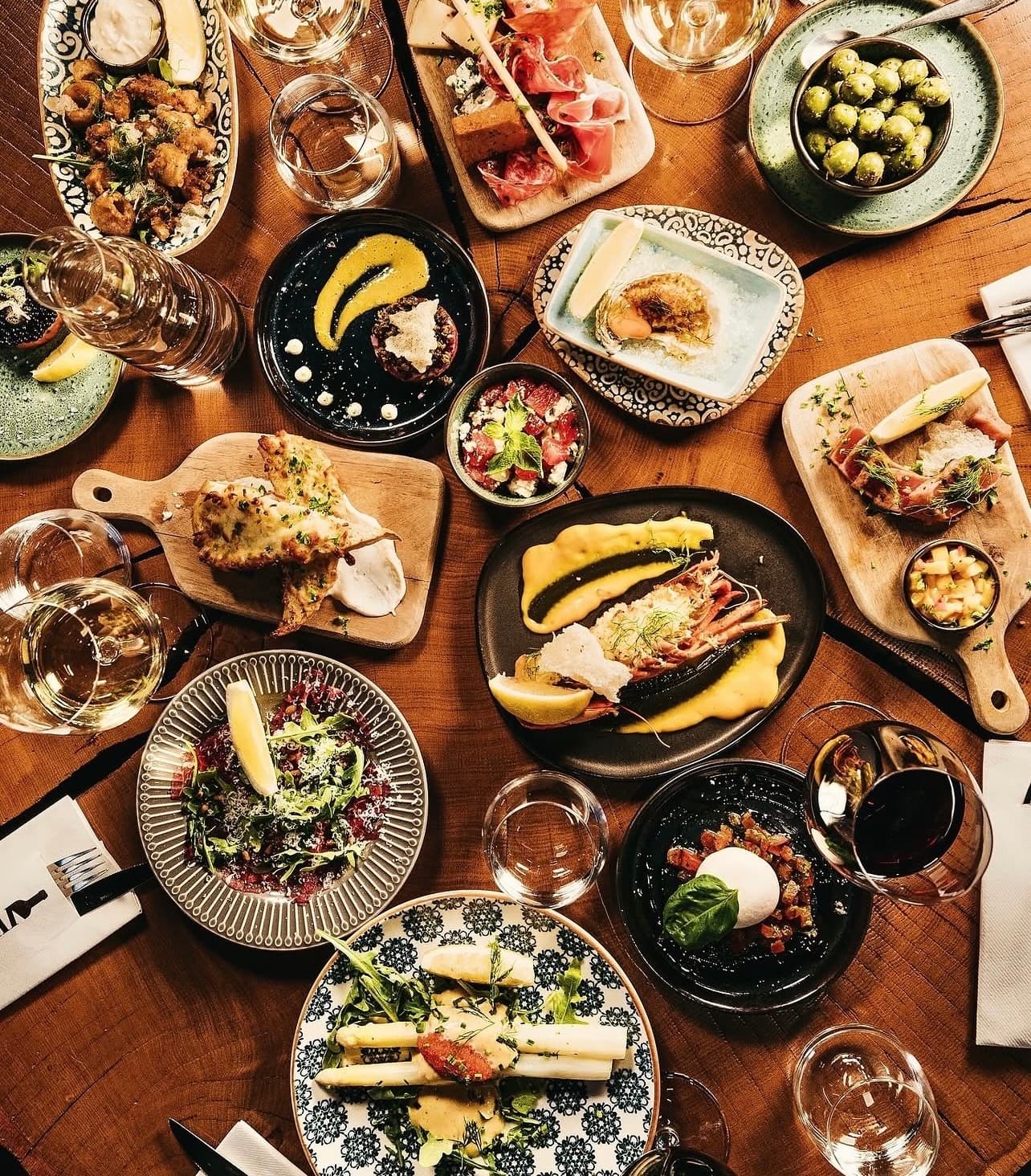 Serverad maträtt och vin på Vin O Deli i Karlstad