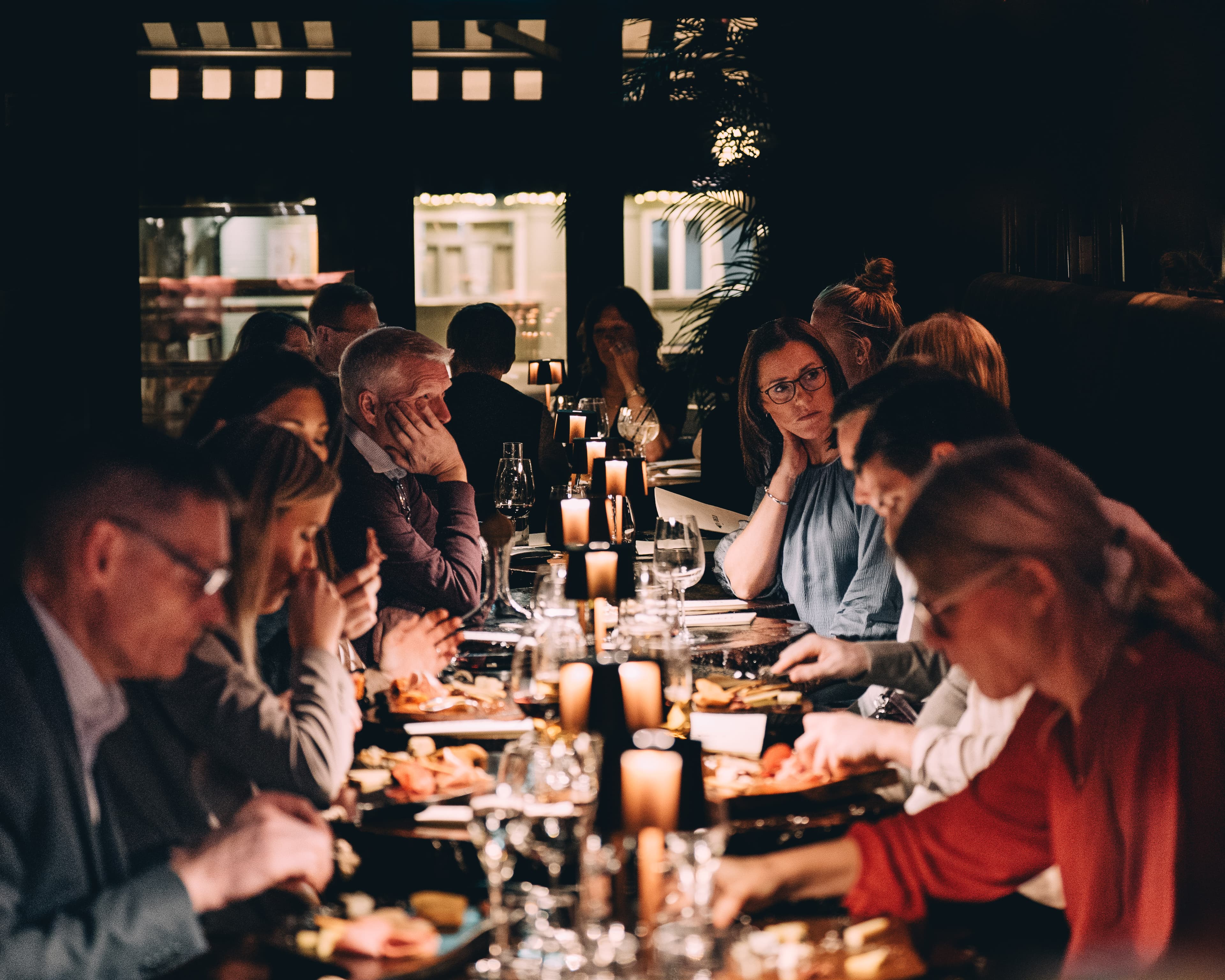 Dukat bord med vin på Vin O Deli inför söndagsservering